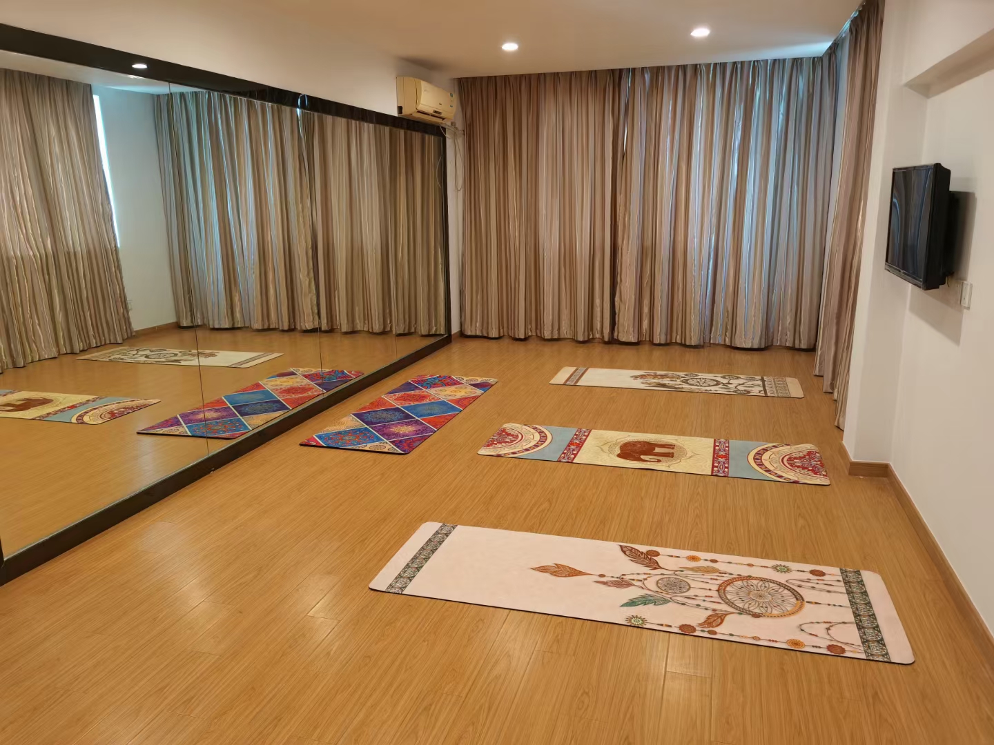 1633940741936533.jpg 圖為瑜伽室溫馨而舒適的環境.jpg